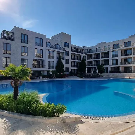 아파트 Diamond Pool View - First Line *
